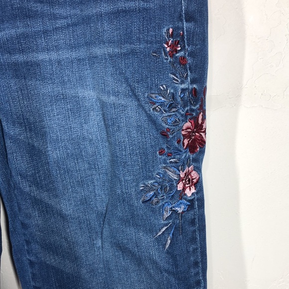 White House Black Market girlfriend fit floral embroidered jeans size 4 - Picture 4 of 12